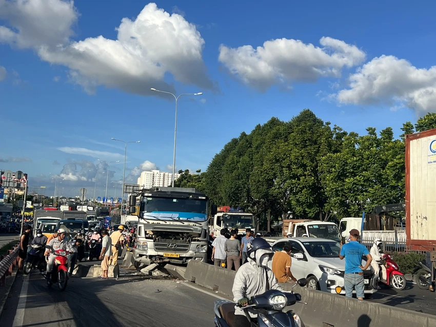 3 ô tô tông liên hoàn ở dốc cầu Bình Phước 1, giao thông ùn ứ
