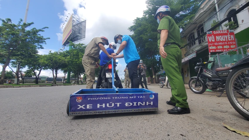 Công an, Đoàn thanh niên cùng kéo xe hút đinh ở cầu vượt An Sương