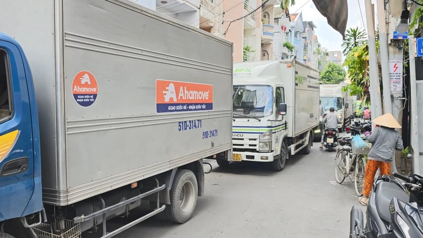 xe-container-keo-gay-tru-dien-nhieu-duong-gan-tan-son-nhat-un-u-4.jpg