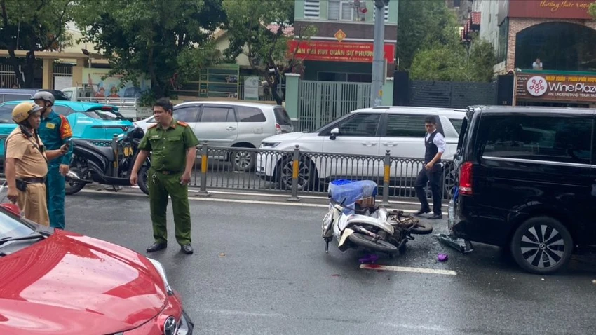 Xe máy lấn làn tông đuôi ô tô, đường Nguyễn Văn Trỗi ùn ứ kéo dài