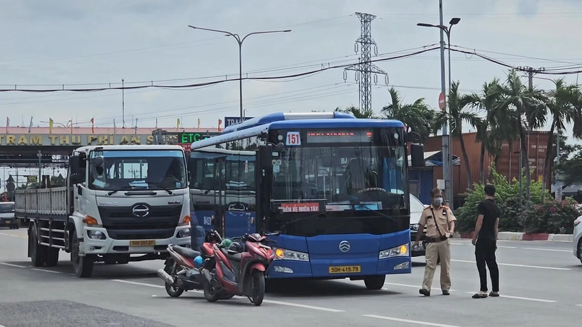 2 vụ tông xe liên tiếp trên Quốc lộ 1, giao thông ùn ứ