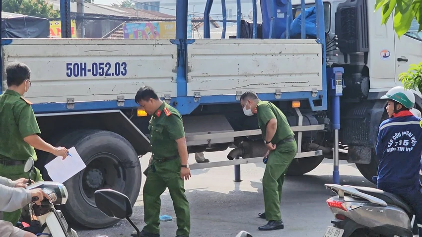 Xe tải cẩu cán chết người bán vé số ở cây xăng, giao thông Quốc lộ 1 ùn ứ