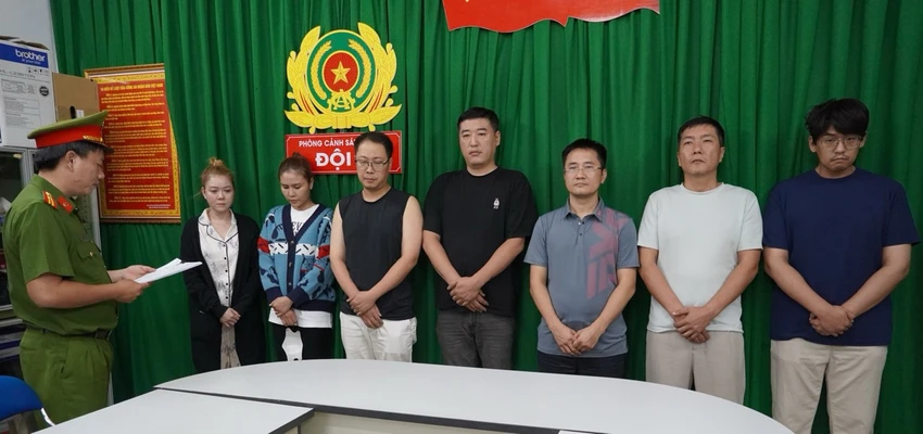 Nhà hàng có 120 tiếp viên đi khách 'tới z' giá 2,5 đến 4 triệu ở quận 1
