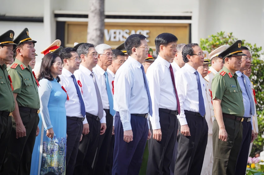 tong-bi-thu-chu-tich-nuoc-to-lam-tham-du-le-bao-cong-dang-bac-cua-cong-an-tp-hcm (6).jpg