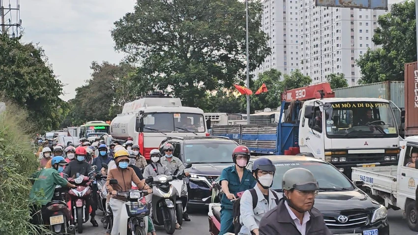 Đi chợ đầu mối Bình Điền, 2 người bị xe bồn cán tử vong