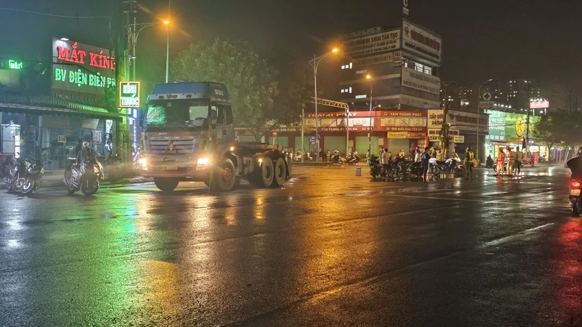 Bị xe đầu kéo cuốn vào gầm, 2 cháu bé tử vong, người phụ nữ nguy kịch