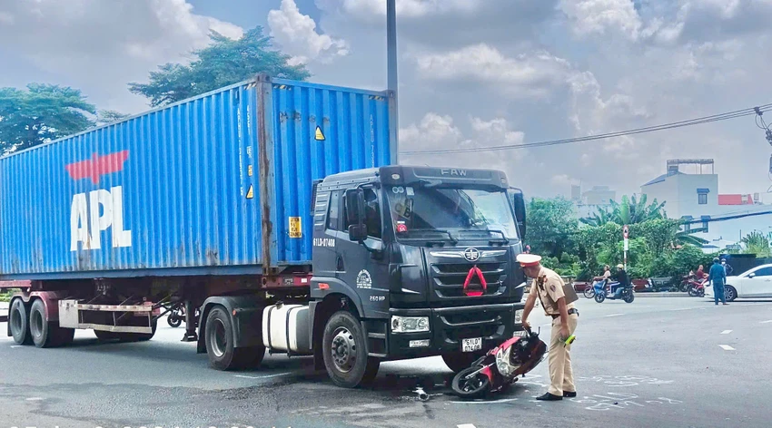 Sau va chạm, nam thanh niên bị hất văng khỏi xe máy, bị thương. Ảnh: PH