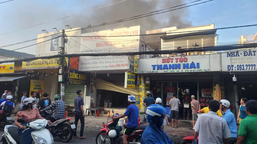 Xưởng tranh ở Nhà Bè cháy dữ dội, cảnh sát phải phá cửa cuốn dập lửa