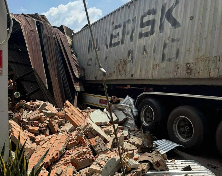 Xe container lao vào nhà dân, tài xế mắc kẹt chết trong cabin