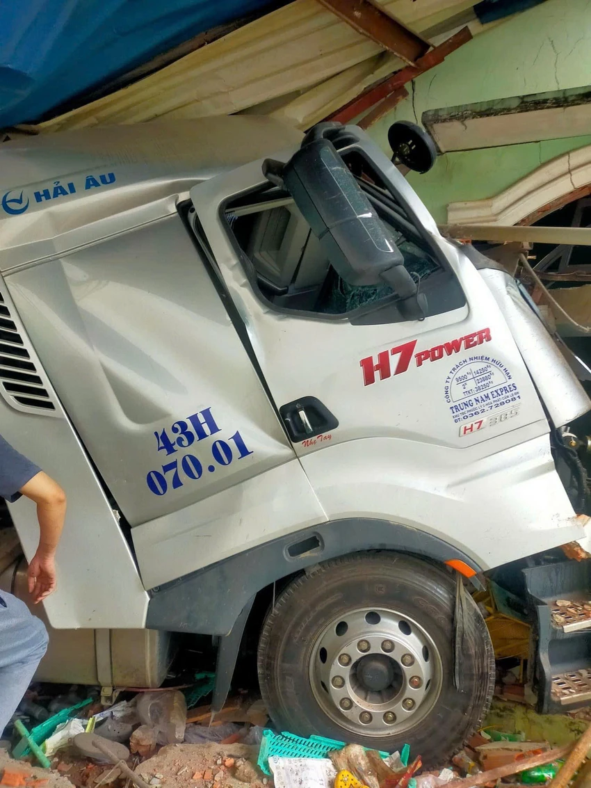 xe-container-lao-vao-nha-dan-tai-xe-mac-ket-chet-trong-cabin-3.jpg
