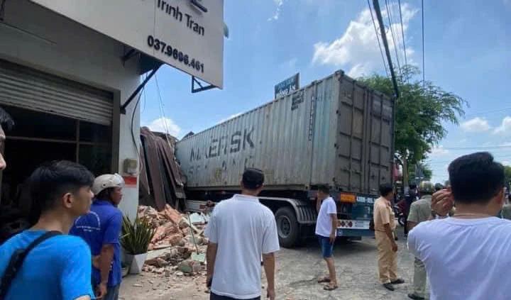 Xe container lao vào nhà dân, tài xế mắc kẹt chết trong cabin