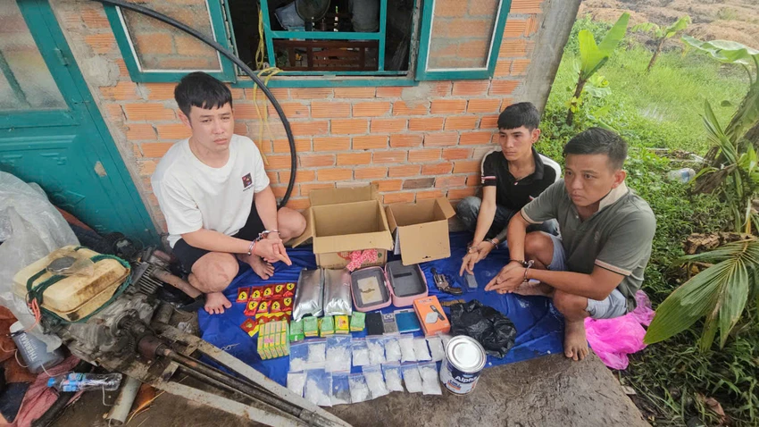 Bắt ông trùm ma túy dưới vỏ bọc chủ tiệm tạp hóa cùng đàn em thủ nhiều súng đạn