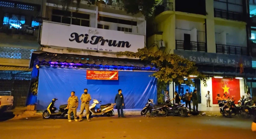 chủ quán cafe