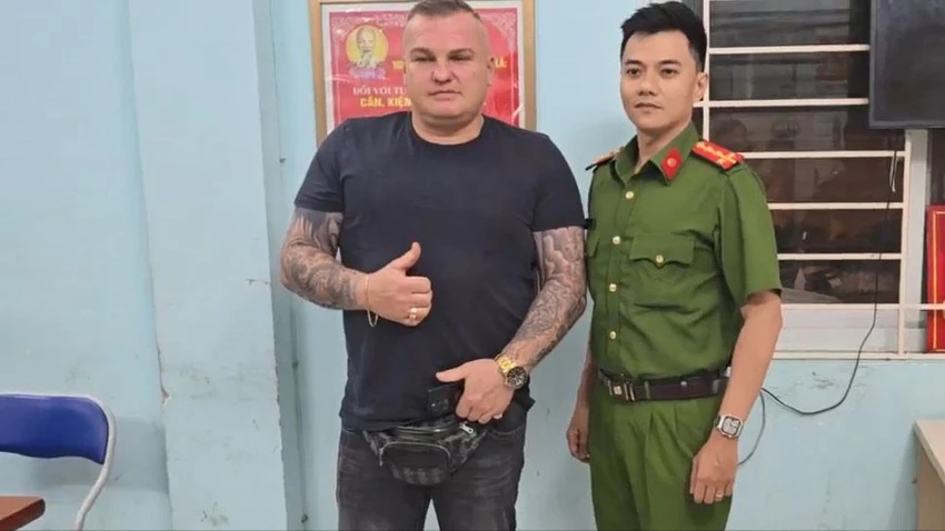cshs-sinh-vien-thuc-tap-va-nguoi-dan-cung-duoi-cuop-o-trung-tam-tp.jpg