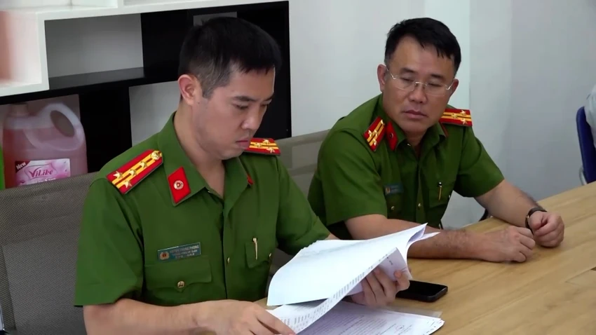cong-an-kiem-tra-cho-kim-bien-sau-vu-nguoi-phu-nu-tu-tu-bang-xyanua-o-binh-thanh-9.jpg