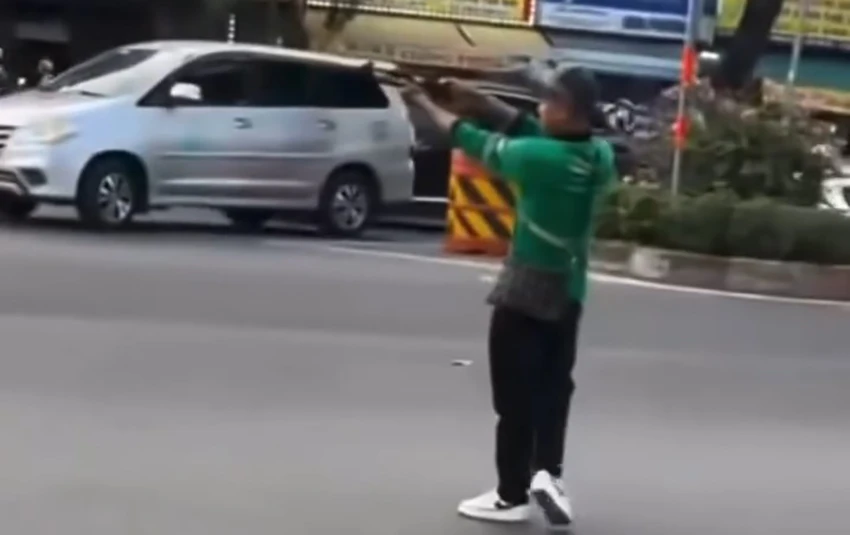 Thanh niên cầm súng nhựa dọa tài xế gây kẹt cứng trước Bến xe miền Tây