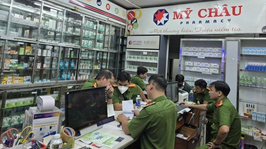 ca-sy-lua-chay-an-gia-9-ty-nguoi-bi-lua-cung-bi-cong-an-bat-ve-toi-dua-hoi-lo-3.jpg
