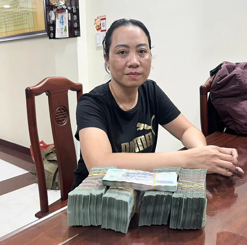 vu-van-chuyen-trai-phep-716-vien-kim-cuong-chi-1-2-ti-chay-an-2.jpg
