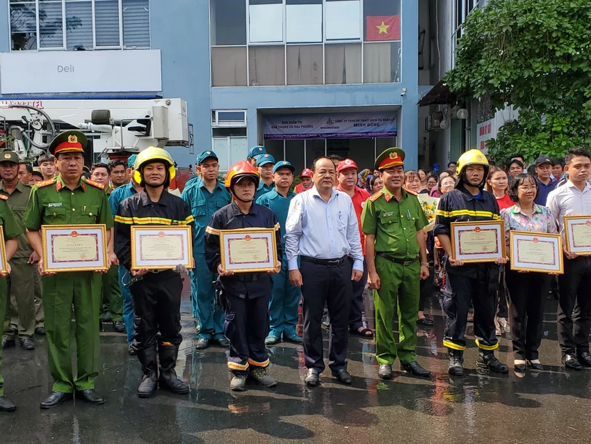 quan-12-dien-tap-xu-ly-tinh-huong-chay-no-tai-chung-cu-20-tang-ven-quoc-lo-1-5.jpg