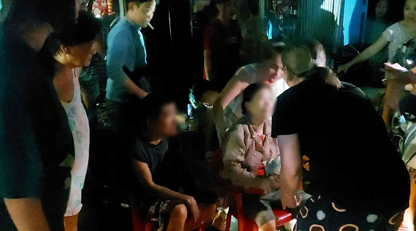 2-nguoi-mac-ket-trong-dam-chay-nha-o-quan-3-duoc-to-lien-gia-cuu-kip-2.jpg