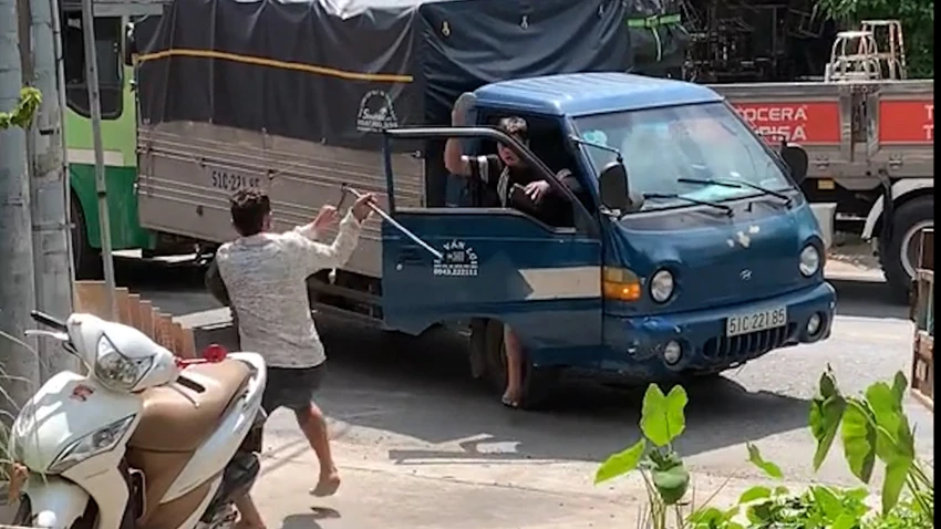 hai-dong-huong-dong-nghiep-danh-nhau-dap-pha-xe-tai-o-binh-chanh-1.jpg