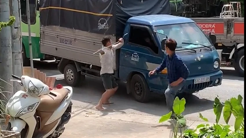 hai-dong-huong-dong-nghiep-danh-nhau-dap-pha-xe-tai-o-binh-chanh.jpg