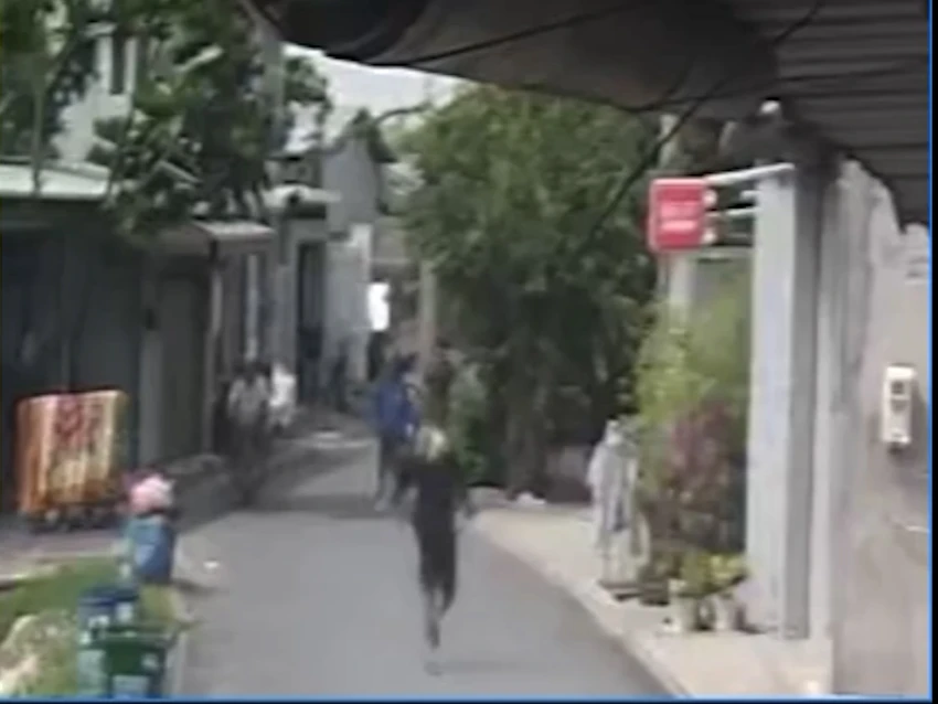 nguoi-dan-ong-vung-chan-dap-te-nam-sinh-16-tuoi-dang-chay-xe-tren-duong-1.jpg