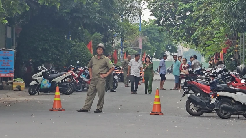 Công an phong tỏa đường, điều tra vụ người đàn ông tử vong bất thường