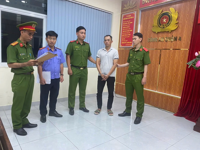 Bắt khẩn cấp người đàn ông đánh cô gái trên đường Khánh Hội