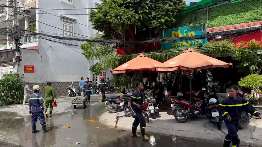 Cháy căn nhà ba tầng trong hẻm ở Gò Vấp, nhiều người thoát nạn
