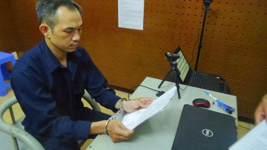 khoi-to-bat-giam-nguoi-dan-ong-danh-co-gai-o-quan-4.jpg