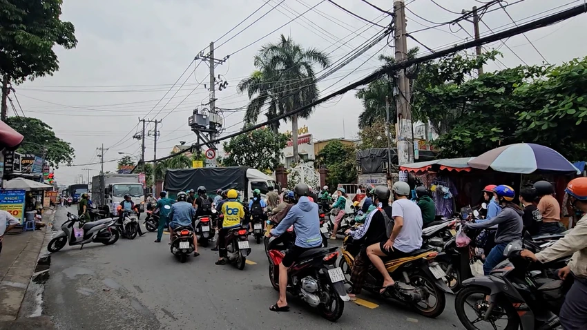 Cảnh sát phong tỏa 200m đường Nguyễn Thị Tú sau tai nạn chết người