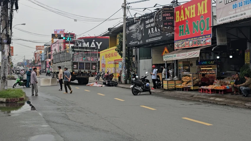 Cảnh sát phong tỏa 200m đường Nguyễn Thị Tú sau tai nạn chết người