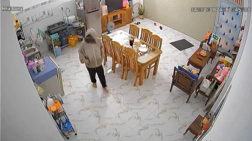 Kẻ gian dùng sào lấy chìa khóa, ngang nhiên mở cửa trộm tài sản