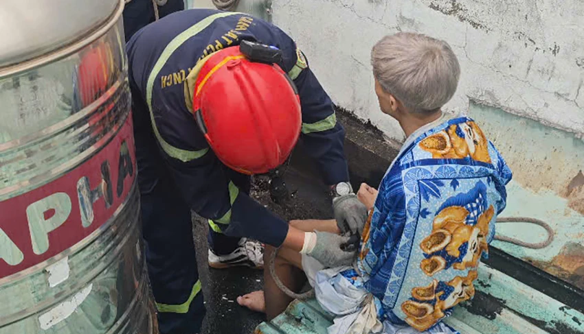 Thanh niên nghi phơi nhiễm HIV, ‘ngáo đá’ mắc kẹt trên mái nhà dân ở Gò Vấp