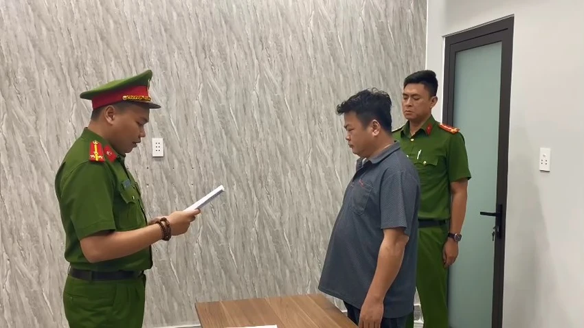 chu-cong-ty-dau-gia-hop-danh-vamc-bi-bat-vi-lua-55-ti-dong-1.jpg