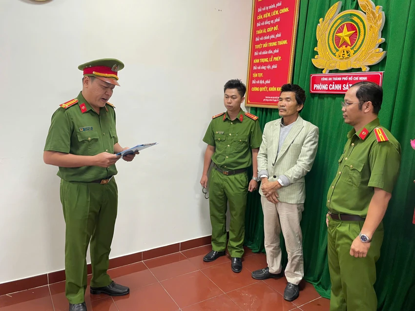 cong-an-tp-hcm-bat-giam-doc-cao-van-dat-1.jpg