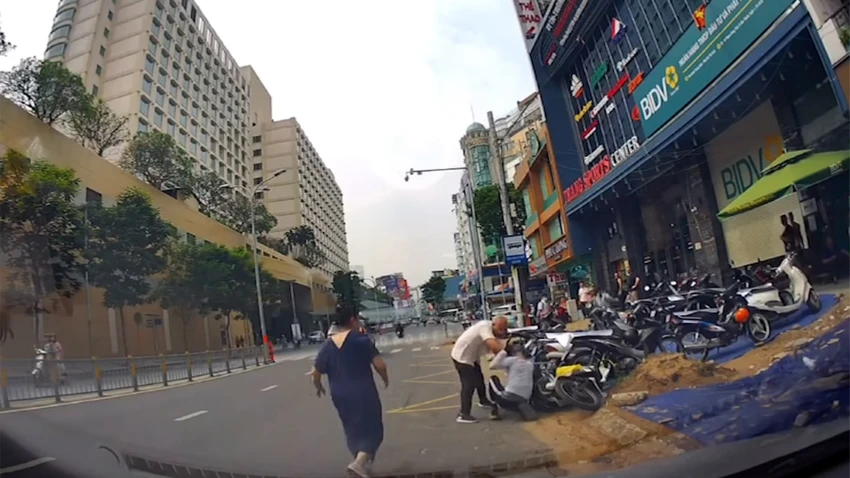 Cầm dao, đánh người đi đường, người đàn ông bị triệu tập