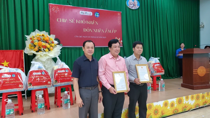 Chia sẻ khó khăn - Đón Xuân ấm áp: Hỗ trợ quà Tết cho người dân khó khăn tại Cần Giờ.jpg