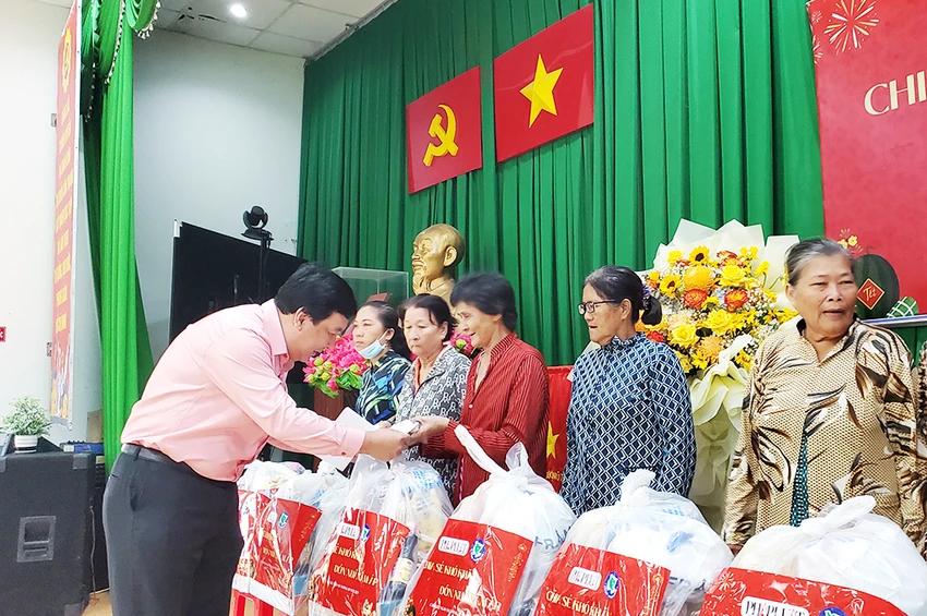 chia-se-yeu-thuong-ho-tro-qua-tet-cho-nguoi-dan-kho-khan-tai-can-gio-99.jpg