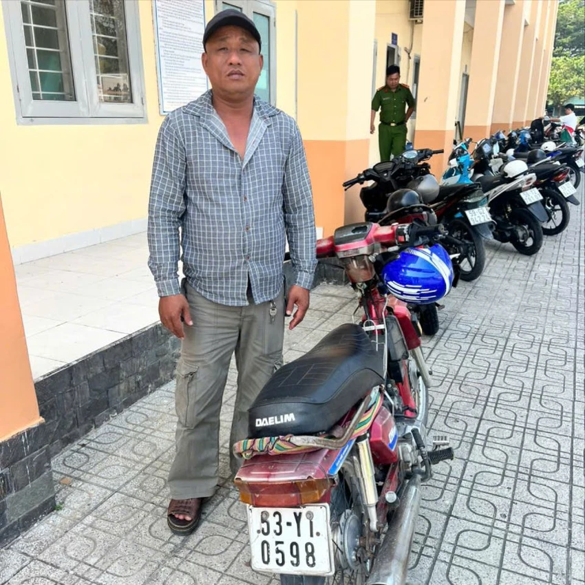 nguoi-cam-da-chan-xe-tai-noi-duong-nay-cua-tao-trinh-dien-cong-an-3.jpg