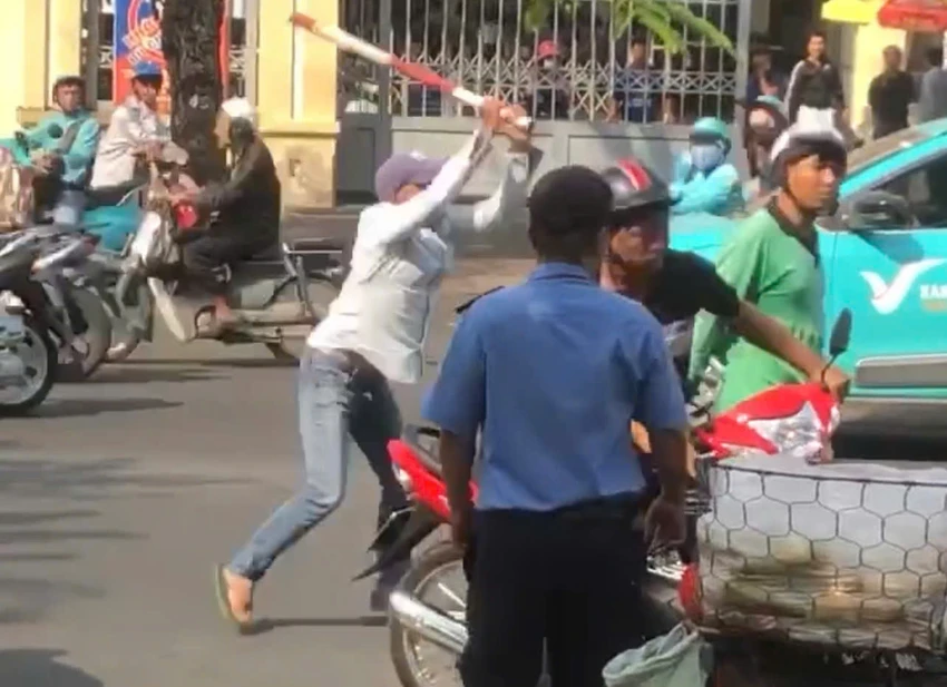 bat-khan-cap-nhom-tai-xe-xe-om-hon-chien-truoc-cong-benh-vien-o-quan-binh-thanh (3).jpg