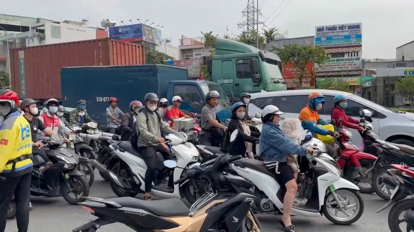 xe-cho-rac-cuon-cu-ong-di-xe-dap-vao-gam-giao-thong-un-u-9.jpg