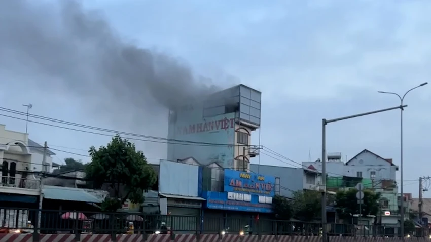 Cháy dữ dội cửa hàng kinh doanh máy hàn ở Bà Điểm