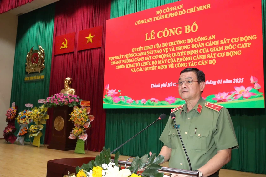 Trung tướng Lê Hồng Nam, Giám đốc Công an TP.HCM phát biểu chỉ đạo tại buổi lễ. Ảnh: CA