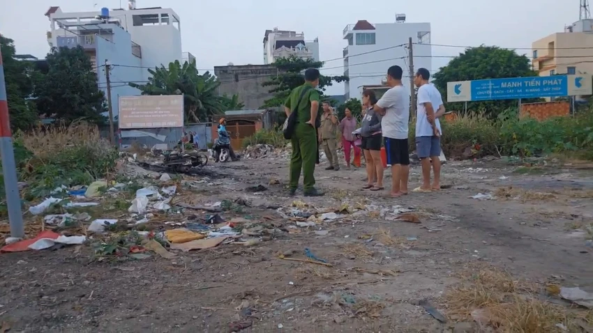 Chiếc xe máy bốc cháy ở bãi đất trống sau khi người điều khiển rời đi