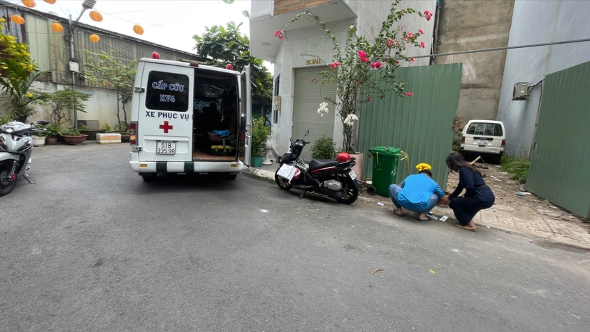 Phát hiện thi thể trẻ sơ sinh trong bãi đất lọt giữa hai căn nhà ở Tân Phú