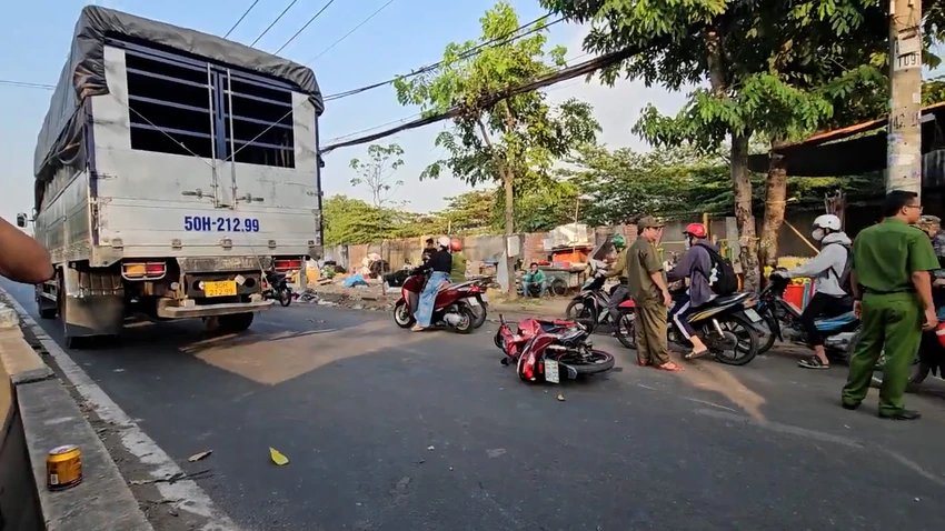 Cảnh sát phong tỏa, làm hiện trường vụ tai nạn chết người gần chợ đầu mối