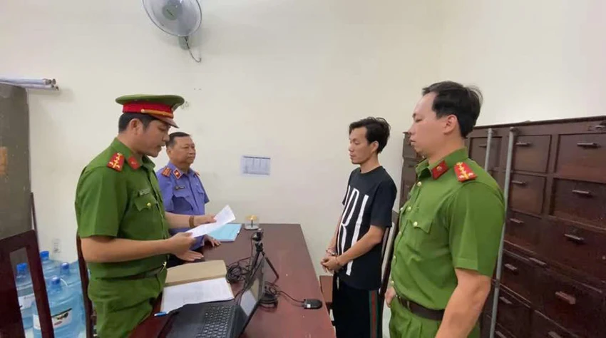 bat-giam-nguoi-dan-ong-choc-gheo-co-gai-dap-pha-quan-ga-o-tan-binh-1.jpg