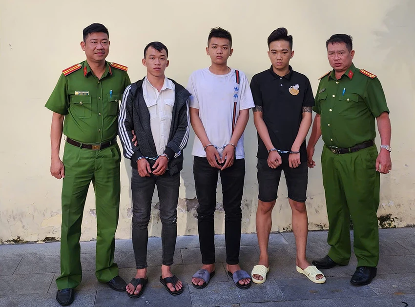 Công an liên tục bắt 3 thanh niên cướp giật tài sản ở TP.HCM